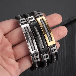 Détails de bracelets en acier inoxydable avec plaque ajourée et bracelet en silicone