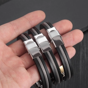 Trois bracelets homme en silicone noir avec maille métallique et fermoir en acier inoxydable