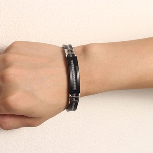 Détail macro du bracelet en silicone pour hommes avec textures en maille argentée