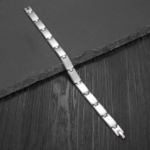 Bracelet minimaliste en acier inoxydable brossé pour femme avec finition mate