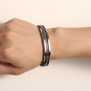 Détail d'un bracelet pour homme en silicone avec plaque en acier inoxydable et fermoir