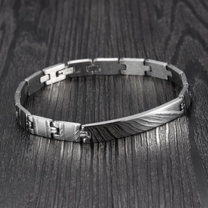 Polished stainless steel curb chain bracelet with wood grain pattern curved bar plate