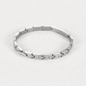 Bracelet élégant en acier inoxydable brossé avec design de chaîne industrielle