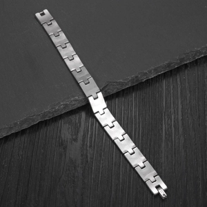 Bracelet pour homme en acier inoxydable avec rayures et finition en métal brossé