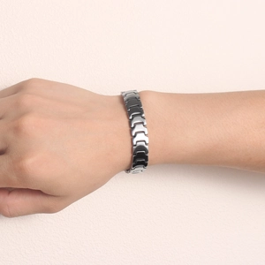 Minimalist stainless steel men's curb chain bracelet in silver and black metal tones