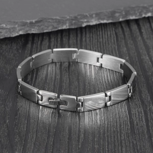 Vue détaillée de la texture en acier brossé et du fermoir pliable du bracelet fin