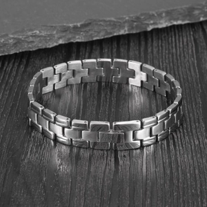 Bracelet pour homme en acier inoxydable brossé à maillons H sur fond en bois sombre