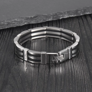 Détail du bracelet en acier inoxydable pour hommes avec incrustations argent et noir