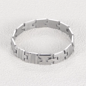 Détail d'un bracelet en acier inoxydable argenté avec des maillons en forme de H