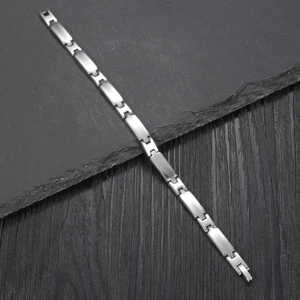 Bracelet minimaliste en acier inoxydable en forme de H avec texture brossée et design moderne