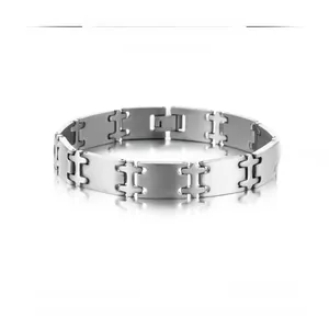 Detail eines 12 mm breiten gebürsteten Edelstahlarmband mit Puzzle-Gliedern für Herren