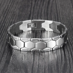 Détail d'un bracelet en acier inoxydable pour homme avec motif alvéolé hexagonal poli