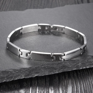 Bracelet minimaliste en acier inoxydable argenté avec maillons en H sur pierre sombre