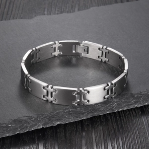 Herren Edelstahl-Armband mit H-Gliedern und gebürstetem Finish auf schwarzem Stein