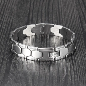Vue détaillée du bracelet en acier inoxydable pour homme avec maillons brossés sur bois