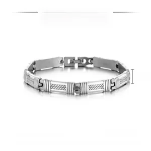 Détail du bracelet en acier inoxydable 8mm avec maillons texturés et fermoir pliable