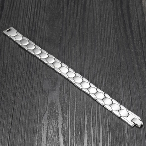 Bracelet pour homme en acier inoxydable avec maillons géométriques sur fond en bois