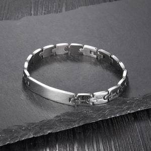 Bracelet d'identité en acier poli avec maillons gravés de croix sur pierre sombre