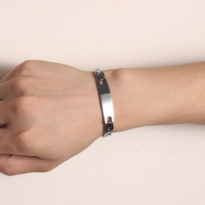 Bracelet d'identité moderne en acier inoxydable argenté avec maillons creux au poignet