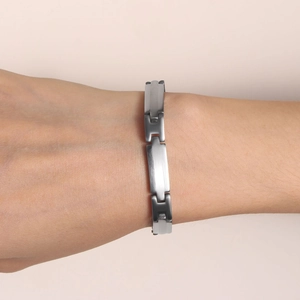 Bracelet à maillons moderne en acier inoxydable argenté avec connecteurs en H sur le poignet