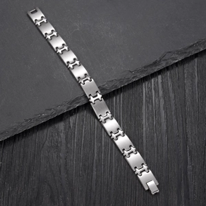 Herren-Gliederarmband aus Edelstahl in mattem Silber auf steinigem Hintergrund