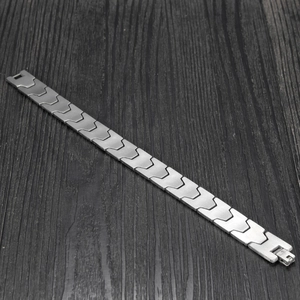 Bracelet à maillons en acier inoxydable argenté pour homme sur fond bois foncé