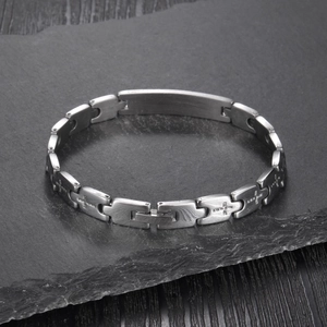 Détail du bracelet en acier inoxydable argent mat avec maillons croix sur pierre