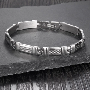 Bracelet pour homme en acier inoxydable avec motifs rayés sur fond de pierre foncée