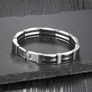 Dettaglio di un bracciale industriale da uomo in acciaio inossidabile e segmenti in silicone