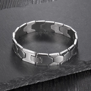 Détail du bracelet pour homme en acier inoxydable mat avec maillons géométriques
