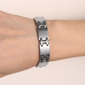 Herren Armband aus Edelstahl mit gebürsteter Oberfläche und H-Glied-Design im Trend