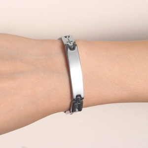 Bracelet à maillons croix en acier inoxydable poli pour femme, vue sur poignet élégant