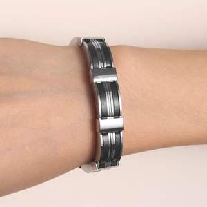 Bracciale minimalista da uomo in acciaio inossidabile e silicone nero sul polso