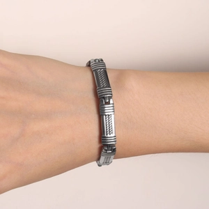 Bracelet industriel en acier inoxydable pour femmes avec maillons à rayures