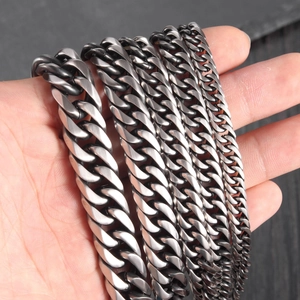 Bracelets gourmette en acier titane brossé pour hommes en quatre largeurs sur main