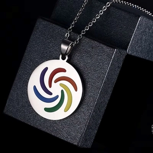 Collier avec pendentif rond en acier inoxydable poli et motif de spirale arc-en-ciel
