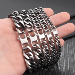 Bracelet gourmette pour homme en acier titane brossé avec fermoir mousqueton