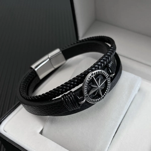 Bracelet multicouche en cuir tressé noir pour homme avec pendentif boussole et fermoir magnétique
