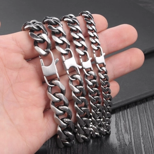 Bracelet gourmette en acier titane pour homme avec fermoir carré en quatre épaisseurs