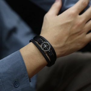 Bracelet multicouche en cuir noir tissé main pour homme avec un charme de boussole rétro
