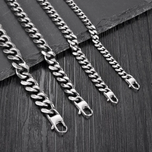 Bracelets gourmettes pour hommes en acier titane brossé, quatre largeurs avec fermoir mousqueton