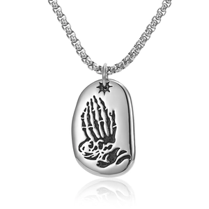 Collier Pendentif Main de Prière de Crâne Gothique en Acier Titane Médaille Ovale Polie Bijoux Hip Hop Streetwear Cadeau