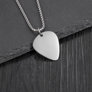 Collana con plettro per chitarra in acciaio inox lucido con catena box su pietra