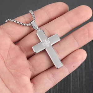 Dettaglio ravvicinato del ciondolo a croce in argento con zirconi e collana a catena a sfere
