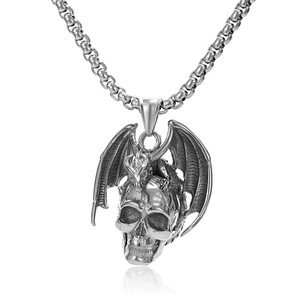 Détail du pendentif crâne avec ailes de dragon sur une chaîne en acier inoxydable