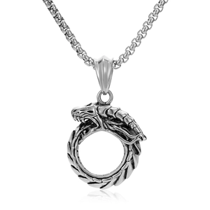 Gros plan du pendentif dragon Ouroboros en acier argenté avec textures d'écailles fines