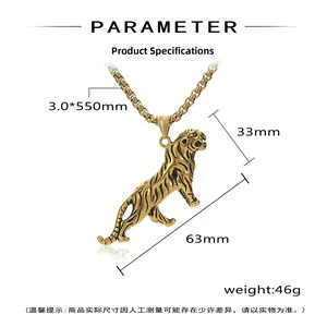 Gros plan du pendentif tigre doré montrant les détails des rayures et les dimensions