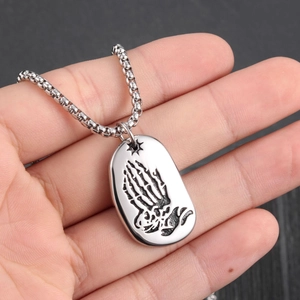 Collier hip hop en acier inoxydable argenté avec pendentif mains de squelette en prière