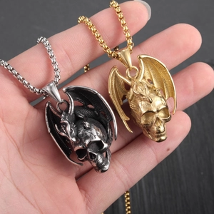 Collier gothique avec pendentif tête de mort et ailes en or et argent pour hommes