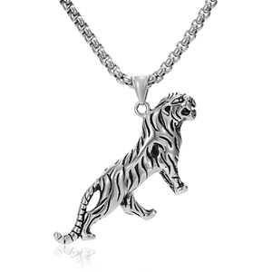 Gros plan du pendentif tigre en acier titane avec détails précis et chaîne à mailles carrées